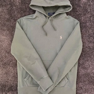 Ralph Lauren hoodie  - Sjukt snygg raffe hoodie i storlek s. Helt oanvänd. Nypris runt 2400kr mitt pris endast 649kr. Riktigt fet grön färg✅