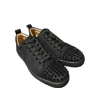Svarta Christian Louboutin - Snygga svarta sneakers från Christian Louboutin med coola nitar på ovansidan. Skorna har en klassisk rund tå och snörning. Den ikoniska röda sulan ger en extra touch av stil. Perfekta för att lyfta vilken outfit som helst.