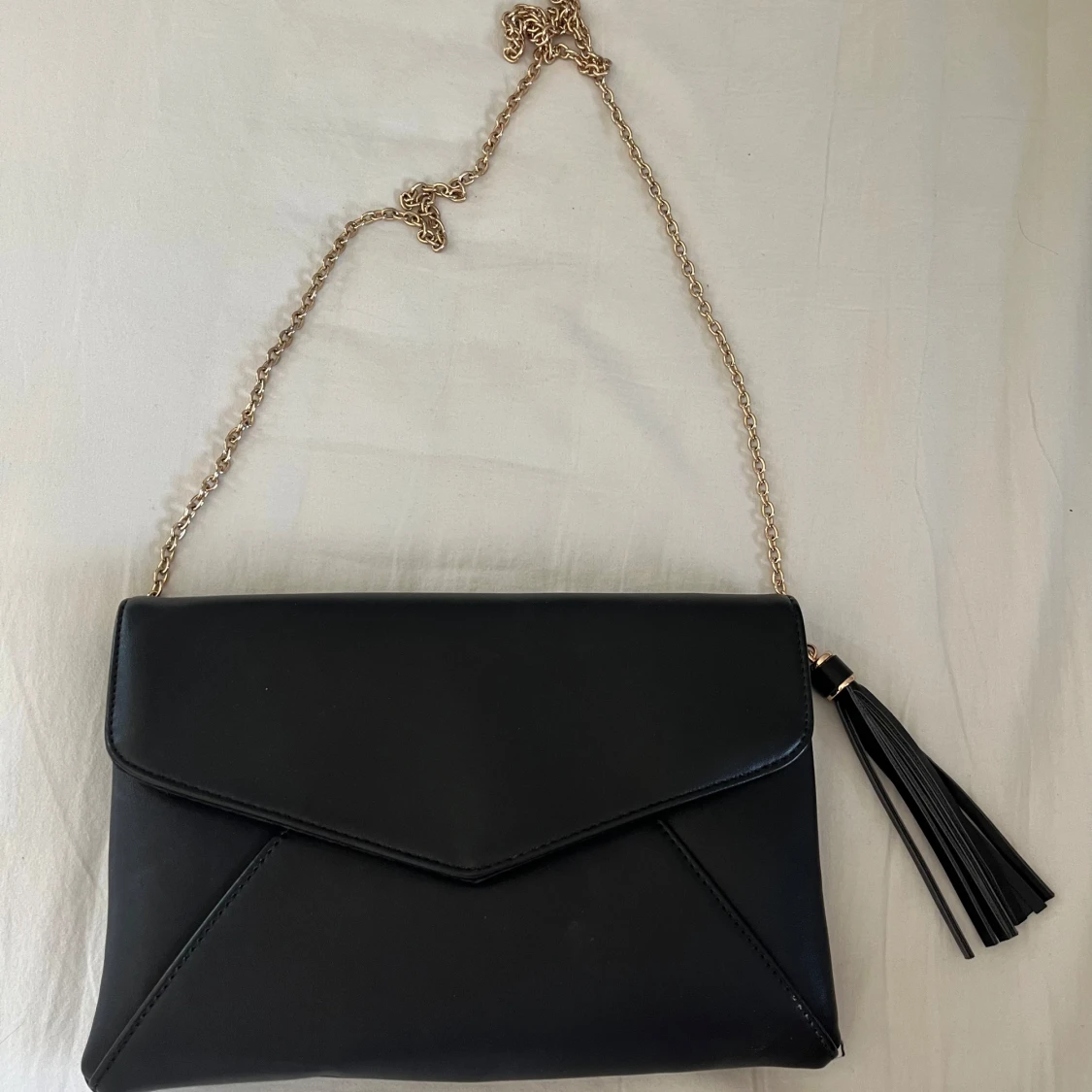 Svart kuvertväska med kedja - 1