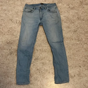 Ljusblå jeans från Lee - Snygga ljusblå jeans från Lee i modellen Luke, tillverkade av ekologisk bomull. De har en klassisk femficksdesign och en knappgylf. Perfekta för en avslappnad stil.