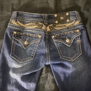 Miss me bootcut  - Snygga mörkblå jeans från Miss Me med diamanter på. Byxorna är bootcut och låg midja. 