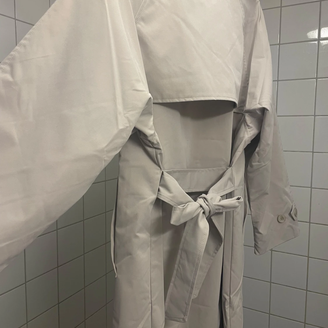 Beige trenchcoat med knytbälte - 2