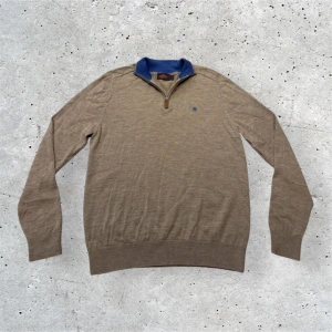 Morris Halfzip - Populär Morris Halfzip | Toppskick | Tillverkad av 100% merinoull | Nypris ligger på 1700kr | Hör av er för mer information/bilder! ända Defekten i sista bilden!