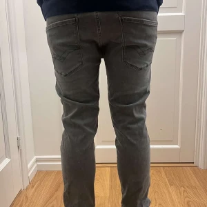 Grå replay jeans  - Säljer ett par grå replay jeans i storlek W31- L32. Modell anbass. Endast testad och i väldigt bra skick! Hör av dig vid mer funderingar