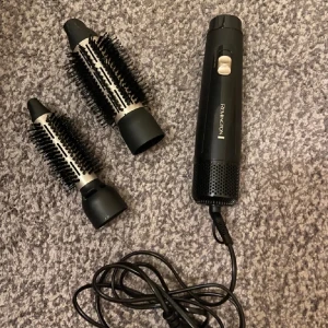 Värme borste  - Värmeborste från remington, den är ganska använt men funkar fortfarande bra. Det är inte mina bilder men skriv om du har några funderingar eller fler bilder. 