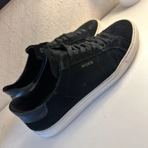 Svarta sneakers från Axel Arigato - Hej! Säljer dessa Axel Arigatos då de inte kommer till användning och är letar nytt. Skornas skick är 7-10. Skornas mocka är lite dålig under snörringen men inget som syns. Även sko snörerna behöver nog bytas men inget som är dyrt. Skriv gärna vid fundering 😃