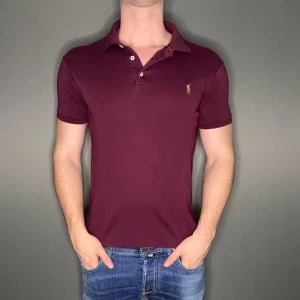 Ralph lauen pike - Hej säljer nu min fina Ralph Lauren pike i storlek M passar även S. Den är i nyskick och kommer vara otroligt snygg nu i vår och framåt sommaren. Nypris cirka 1000kr! Vi kommer att sälja liknande produkter nu i vår och närmare sommar så glöm inte följa profilen!🌊🍾