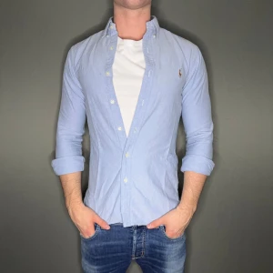 Ralph lauren skjorta - Hej säljer nu min fina Ralph Lauren skjorta i storlek S. Den är i nyskick och kommer vara otroligt snygg nu i vår och framåt sommaren. Nypris cirka 1600kr! Vi kommer att sälja liknande produkter nu i vår och närmare sommar så glöm inte följa profilen!🌊🍾