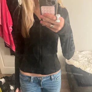 Svart tränings tröja med dragkedja  - Säljer en svart långärmad tröja med dragkedja framtill. Tröjan har en tight passform och är perfekt till att träna. Den har även hål för tummarna som jag gjort själv vilket ger en extra detalj. Den är helt ny och aldrig använd🩷