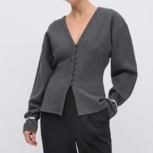 Grå kofta från Gina Tricot - Säljer en stilren grå kofta från Gina Tricot med v-ringning och knappar framtill. Perfekt för lager-på-lager och passar till många olika outfits. Koftan har långa ärmar och en mjuk känsla. Endast använd en gång❤️