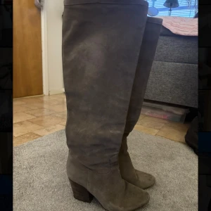 Beige/bruna boots - Säljer ett par boots ja köpte på plick då jag inte använde de mer än 1 gång! Står strl 36 på skon men passade mig med 37/38. Lite smutsiga därfram, har ej provat tvättat bort men borde gå. Skriv för fler frågor💓