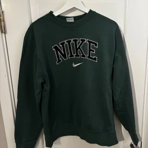 Grön sweatshirt från Nike - Säljer en grön sweatshirt från Nike. Storlek M 