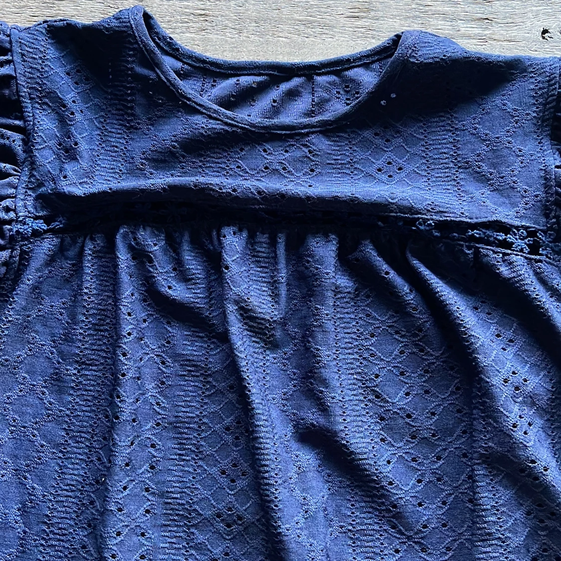 Mörkblå blus med volangärmar - 1