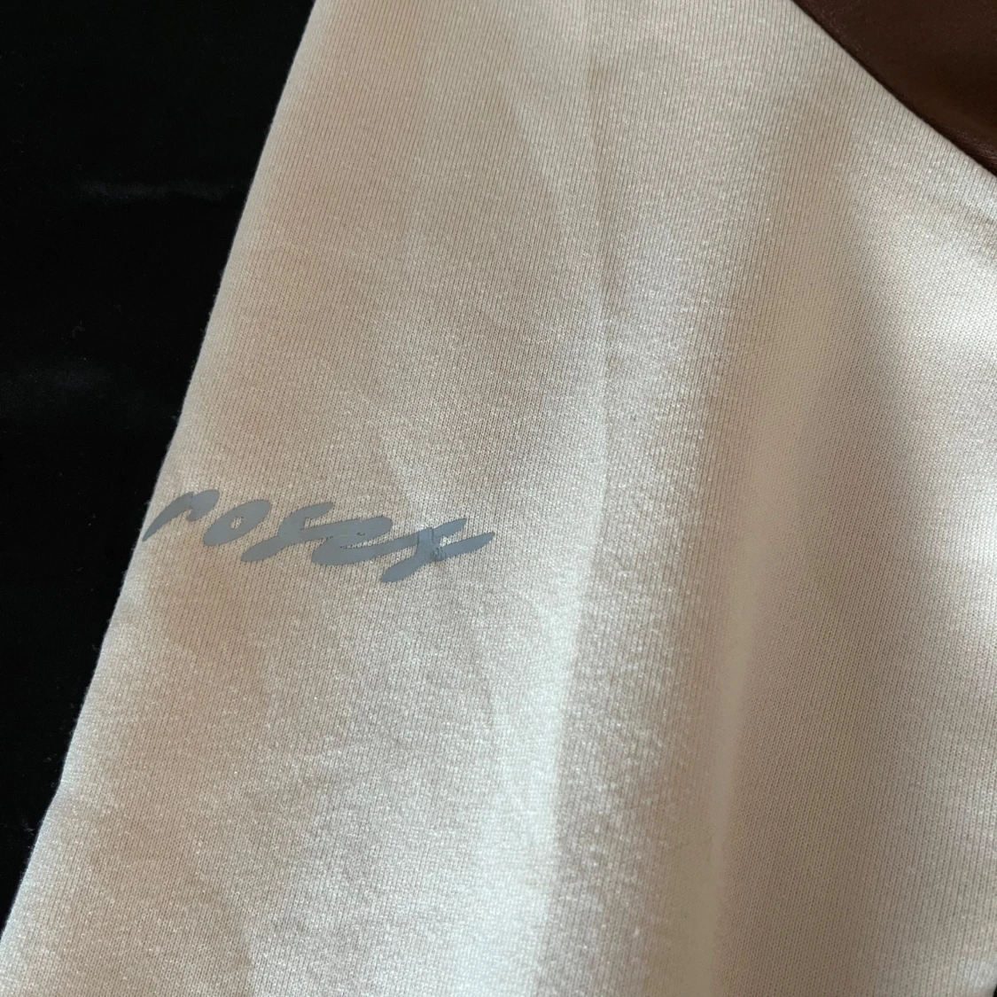 Brun och vit varsityjacka med rosdetalj - 3