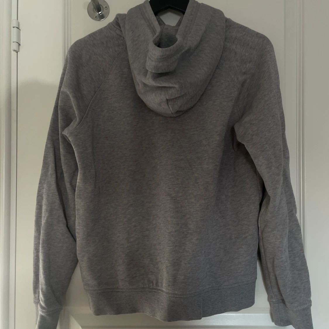 Grå hoodie från GANT med logga - 1