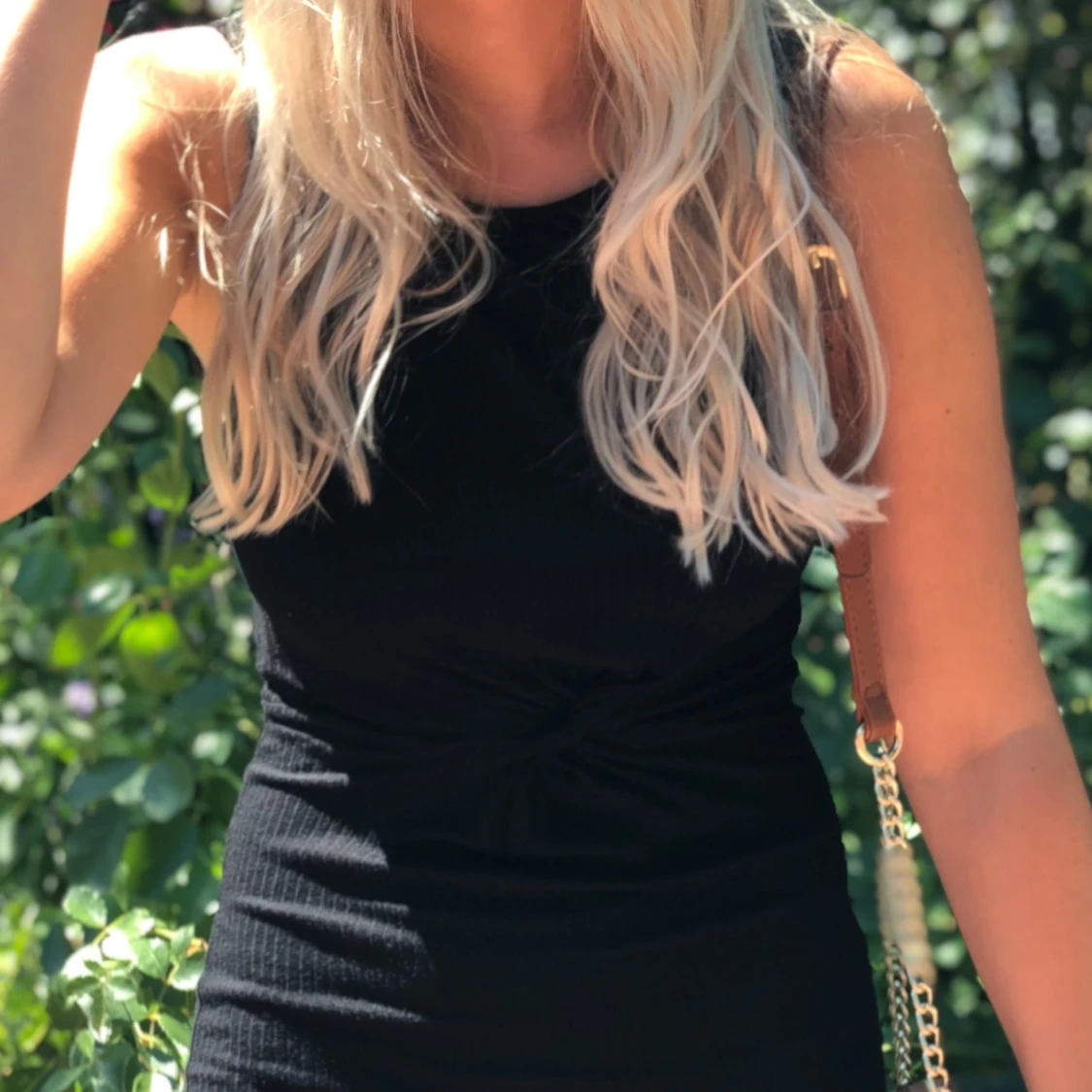 Svart ribbad klänning med liten ”knut” framtill - 1