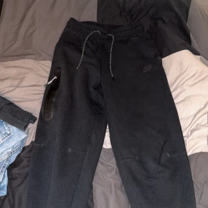 Nike tech fleece byxor svarta  - Säljer dessa nike tech byxor riktigt sköna och fina inga skador alls.