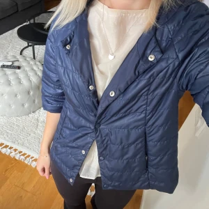 Jacka  - Jacka med trekvartsärm. Gissar på storlek S/M