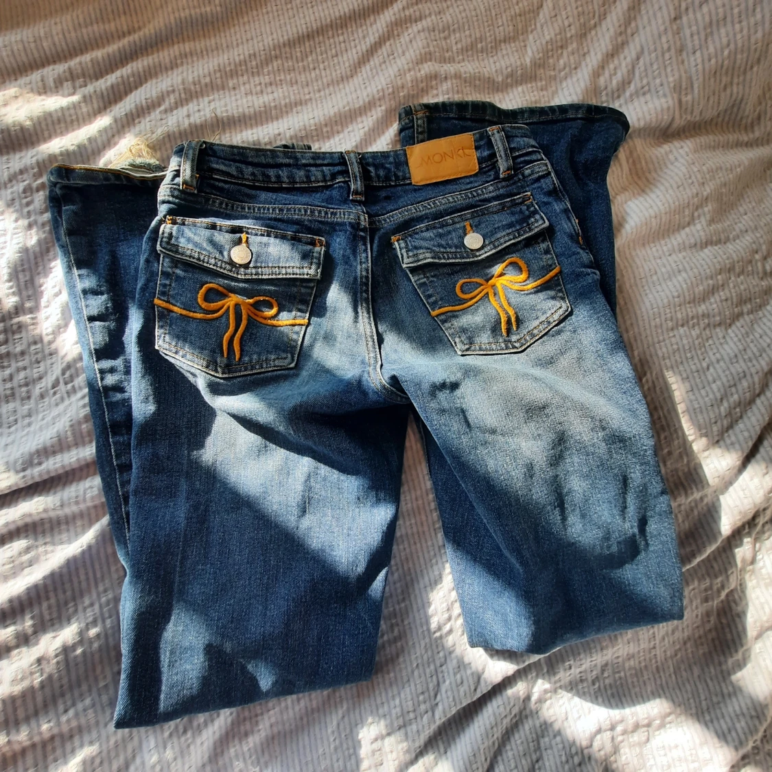 Blå bootcut jeans från Monki - 1