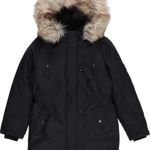 Svart parkajacka med fuskpäls - Svart parkajacka med stor huva kantad av ljus fuskpäls. Jackan har långa ärmar, flera fickor framtill och dragsko i midjan för snygg passform. Perfekt för kalla dagar när du vill hålla stilen och värmen.