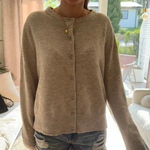 Beige stickad kofta med knappar  - Säljer denna beiga stickade koftan med knappar från H&M🧸