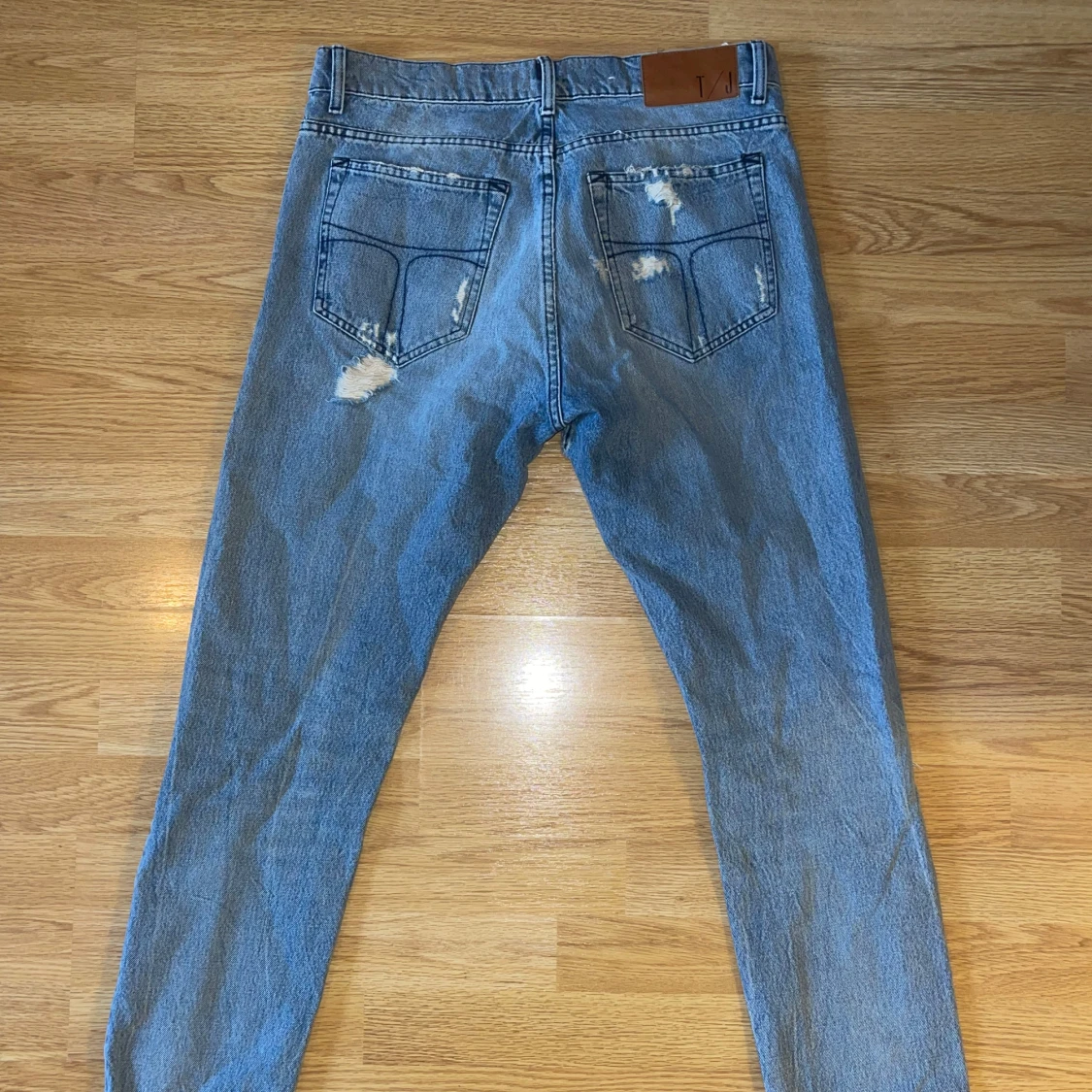 Blå slitna jeans med hål - 1