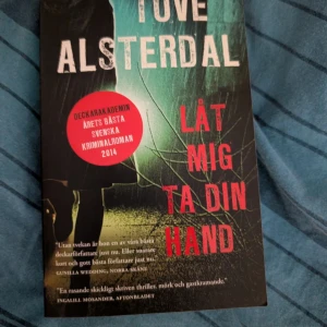 Låt mig ta din hand - En mörk och spännande thriller om familjehemligheter, brott och försoning. Perfekt för dig som gillar nervkittlande deckare och vill ha en bok som är svår att lägga ifrån sig. Utsedd till årets bästa svenska kriminalroman 2014.