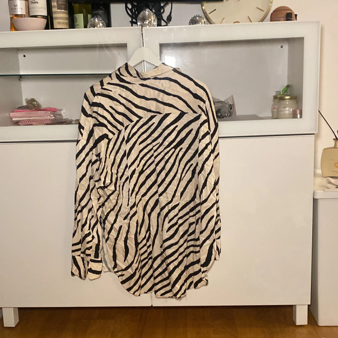 Zebramönstrad skjorta i vitt och svart - 1