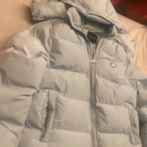 Trapstar jacka - Säljer min babyblå Trapstarjacka,  Jackan köptes i vintras och är i stort sett oanvänd eftersom den tyvärr var för stor för mig. Storleken är L, men den passar både dig som har L eller XL.  Perfekt för vintern  den håller värmen riktigt bra och jackan har en avtagbar huva. 
