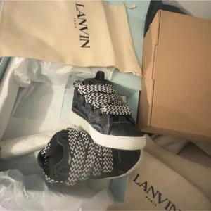 Lanvin Curb Sneakers i denim - Säljer mina Lanvins som är i mycket gott skick och använts fåtal gånger. Köpta för några månader sedan och är otroligt fina. Köpte de för 10 tusen direkt från lanvin. Kartong medföljer💗