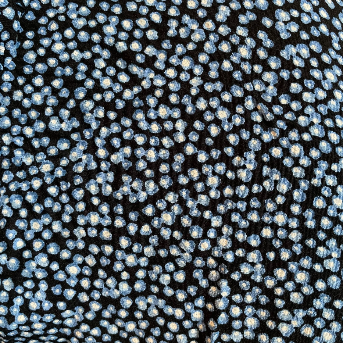 Svartblå prickig omlottkjol med volang - 3