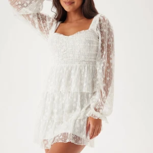 Vit spetsklänning från Bubbleroom - Superfin studentklänning från Bubbleroom. Köptes iår för 1000kr. Helt oanvänd med lappen kvar. Storlek 34. 