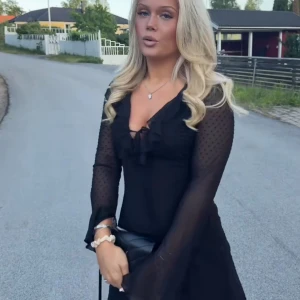 Svart miniklänning - Säljer denna klänning som Saga stq har på sig från Zara. Använd bara en gång, köpte den tre år sen. KÖP BARA GENOM POSTNORD!