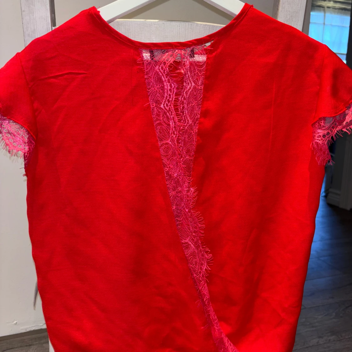 Röd topp med spetsdetaljer och öppen rygg - 2