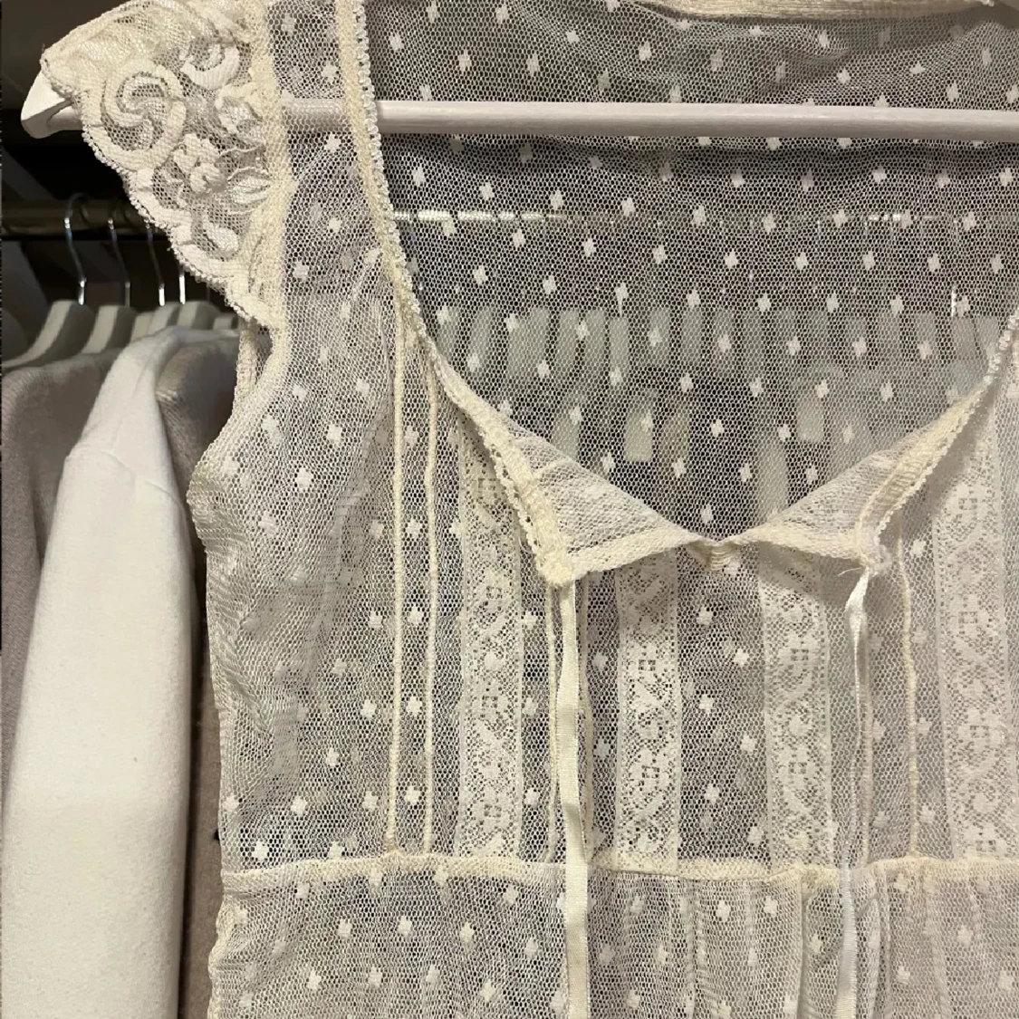 Vit spetsblus med prickigt mönster - 2