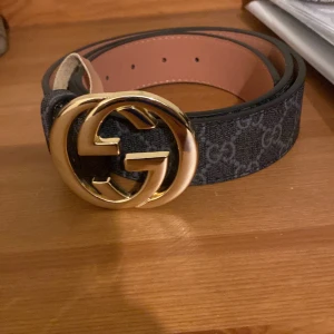 GG bälte  - Helt nytt GG bälte perfekt för en stilren vardag med lite lyx. Med guldsmycke 