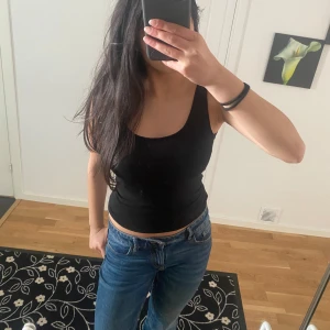 Svart linne - Säljer ett linne som går att ha långt o kort!!💗 Skriv gärna om ni undrar nått 