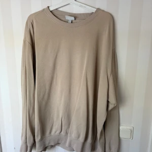 Beige sweatshirt från H&M  - Säljer en beige sweatshirt från H&M i storlek XL, använd ett fåtal gånger🌸