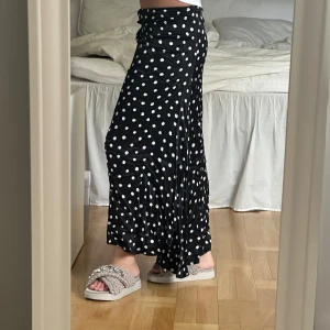 Prickig långkjol Zara - Superfin långkjol från Zara i satin, lång med slits. Kjolen är lite snedskuren och jag är 166 cm 🖤🤍 