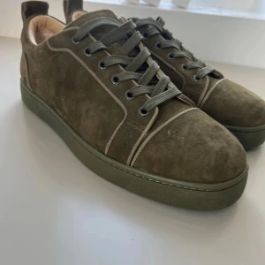 Louboutin - Tja säljer dessa Louboutin! De är använda nån månad, bra skick förutom att sulan är lite heel-dragas som syns på sista bilden. Storlek 41 men passar 42-42,5 också! Hör av er för fler bilder osv… Ses i Dm! Skicka för mer frågor kan gå ner i pris. Har inte box inte dustbag. Bara skorna som kommer med