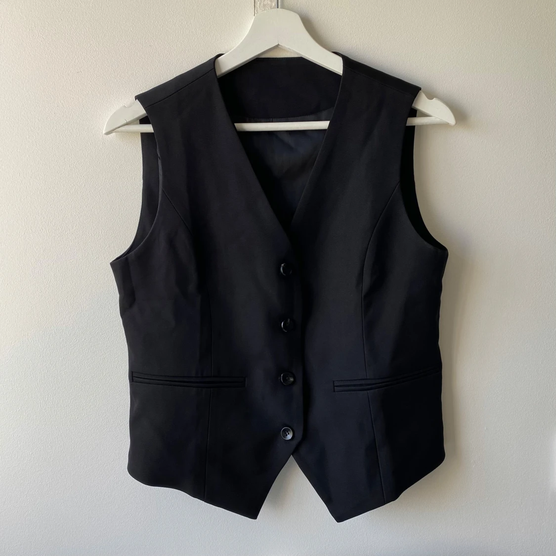Svart kostymväst med knappar