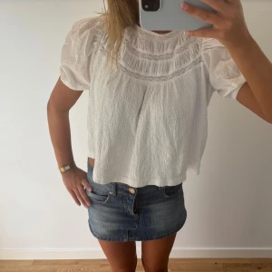 Vit blus med puffärmar - Säljer en söt vit blus med korta puffärmar från mango! Storlek S 💞