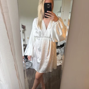 Vit omlottklänning i satin - Superfin klänning som är använd 1 gång på midsommar😊