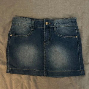 Lågmidjad jeanskjol  - Superfin Lågmidjad jeanskjol i storlek W26. Skulle klippa om den och råkade då klippa lite mycket bak men inget som stör överdrivet. Man kan sy ihop själv eller klippa bort hela delen annars om man hellre vill de 💗 (Se alla bilder)