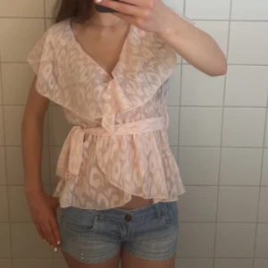Blus - Jättegullig ljusrosa blus. Endast använd 1 gång, inga defekter. Perfekt nu till sommaren som festtopp men även till vardags.💞💞
