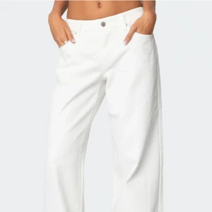 Vita wide leg jeans - Säljer ett par vita jeans med baggy look från Edikted. Jättefina, sitter bra på och de är perfekta till sommaren! Aldrig använda, i nyskick och kommer skicks i orginalpåse från Edikted!