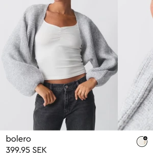 Grå stickad bolero från Gina Tricot - Säljer en grå stickad bolero från Gina Tricot. Den har en oversized passform med breda ärmar och är perfekt att slänga över en topp eller klänning. Supermjuk och enkel att styla till olika outfits.