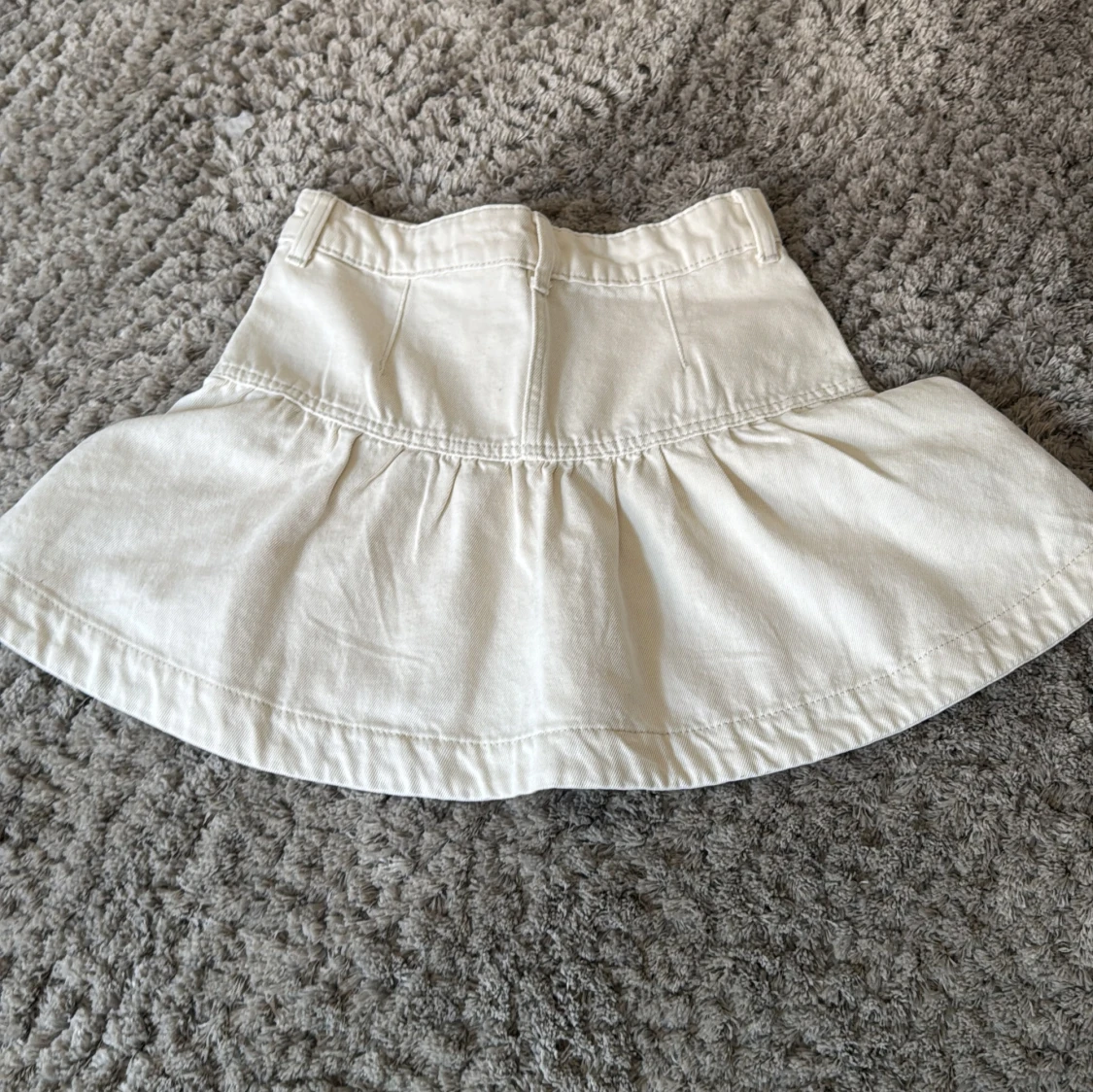 Vit volangkjol i jeansmaterial - 1