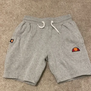Grå shorts från Ellesse med logga - Gråa ellese shorts. Perfekt för sommarn
