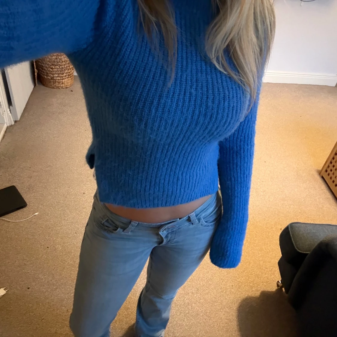 Blå croppad stickad tröja